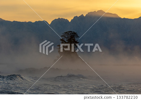 晨霧中，明和岩與立山山脈若隱若現 | 日出之前 133782210