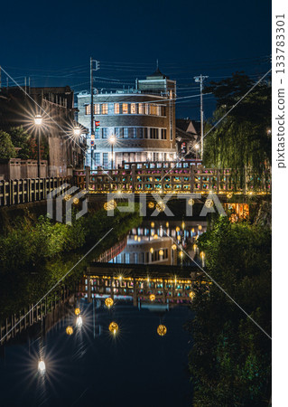 小野川沿岸的夜景燈光和佐原竹球燈的城鎮風光 小野川沿岸的夜景燈光和佐原竹球燈的城鎮風光 133783301