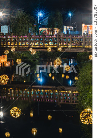 小野川沿岸的夜景燈光和佐原竹球燈的城鎮風光 133783307