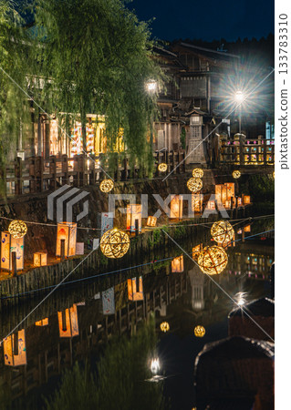 小野川沿岸的夜景燈光和佐原竹球燈的城鎮風光 133783310