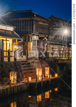 傍晚時分，小野川沿岸的燈光和佐原町的街景盡收眼底。 133783345