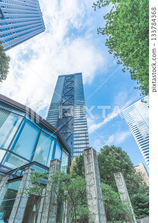 西新宿的高樓大廈和令人心曠神怡的藍天 西新宿的高樓大廈和令人心曠神怡的藍天 133784368