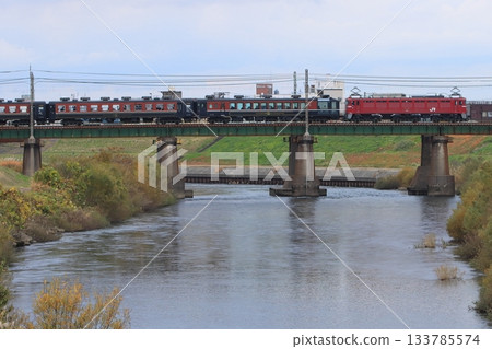 "Thank you EL" train towed by EF81-140 crossing the railway bridge with the Sanjo townscape behind it_Photo taken on 2025/11/24 "Thank you EL" train towed by EF81-140 crossing the railway bridge with the Sanjo townscape behind it_Photo taken on 2025/11/24 133785574