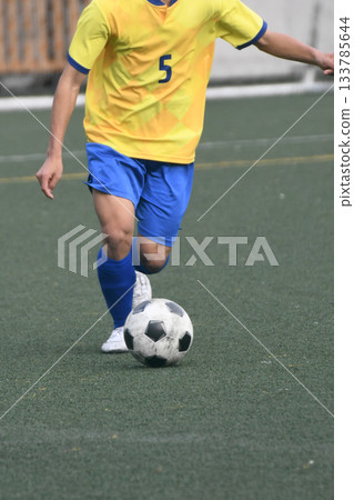 足球運動員踢球 133785644