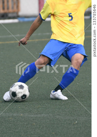 足球運動員踢球 133785646