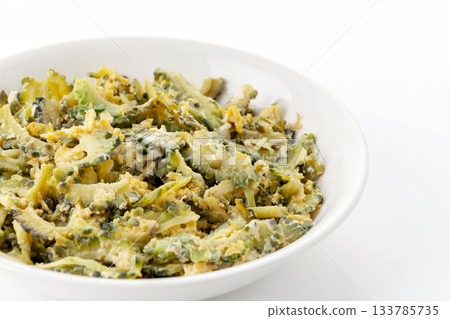 一道簡單的苦瓜煎蛋，只用雞蛋和苦瓜製成。 133785735