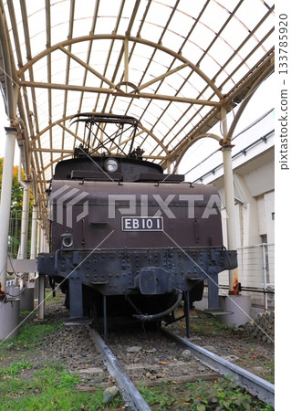 日本國鐵唯一一台電池驅動的機車 EB10-1 保存在東京府中市的共同之森公園內。 日本國鐵唯一一台電池驅動的機車 EB10-1 保存在東京府中市的共同之森公園內。 133785920