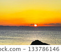 在海上日落 133786146