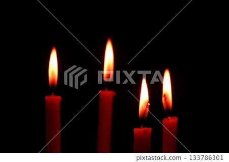 黑暗中點燃四根蠟燭(聖誕節來臨克蘭茲) 黑暗中點燃四根蠟燭(聖誕節來臨克蘭茲) 133786301