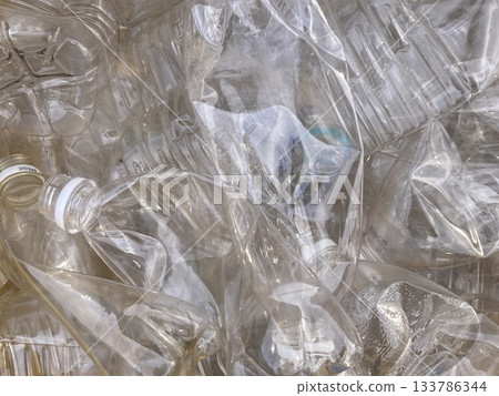 堆疊的塑膠瓶 堆疊的塑膠瓶 133786344