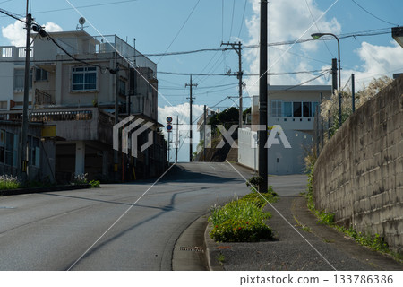 A clear blue sky and a crossroads in the backstreets 133786386