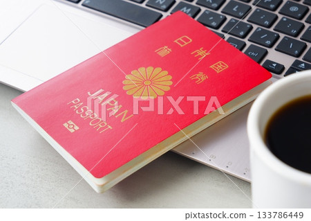 護照 - 準備護照（普通 10 年期紅色護照）和計劃出國旅行的圖片 133786449