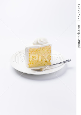 蛋糕盛放在盤子上 戚風蛋糕 白色背景 133786764