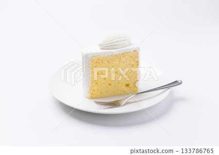 蛋糕盛放在盤子上 戚風蛋糕 白色背景 133786765