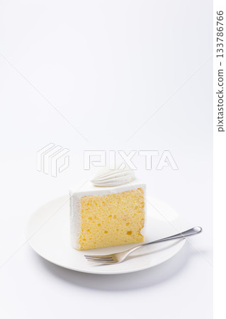 蛋糕盛放在盤子上 戚風蛋糕 白色背景 133786766