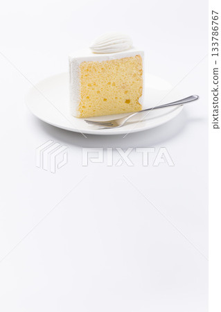 蛋糕盛放在盤子上 戚風蛋糕 白色背景 133786767