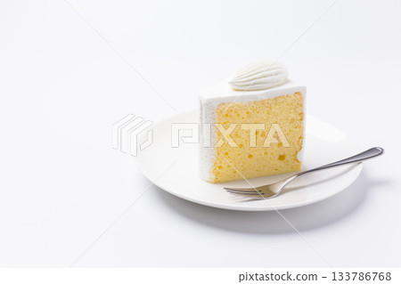 蛋糕盛放在盤子上 戚風蛋糕 白色背景 133786768