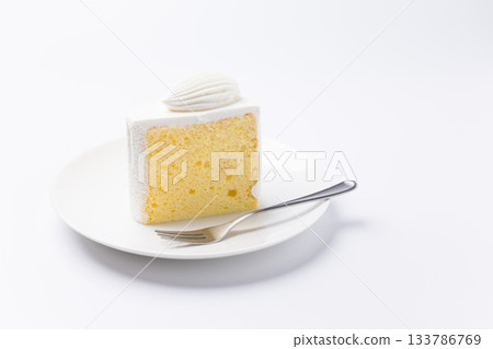 蛋糕盛放在盤子上 戚風蛋糕 白色背景 133786769