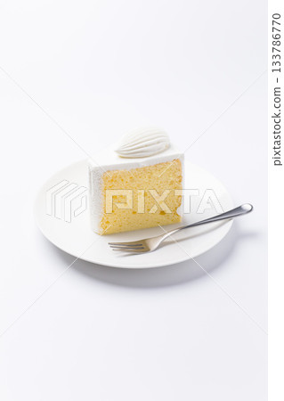 蛋糕盛放在盤子上 戚風蛋糕 白色背景 133786770