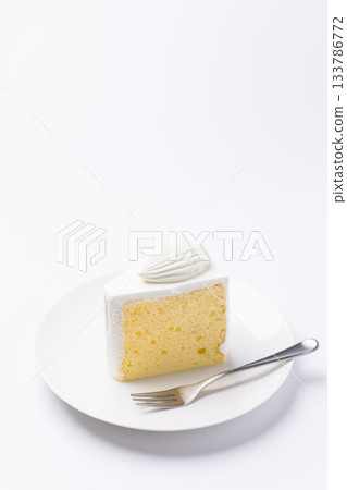 蛋糕盛放在盤子上 戚風蛋糕 白色背景 133786772