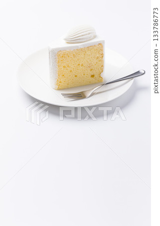 蛋糕盛放在盤子上 戚風蛋糕 白色背景 133786773
