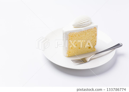 蛋糕盛放在盤子上 戚風蛋糕 白色背景 133786774