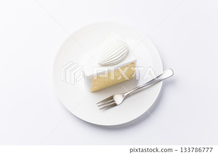 蛋糕盛放在盤子上 戚風蛋糕 白色背景 133786777