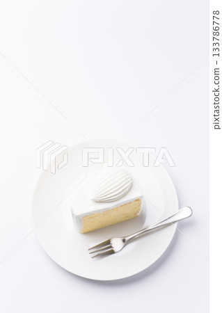 蛋糕盛放在盤子上 戚風蛋糕 白色背景 133786778