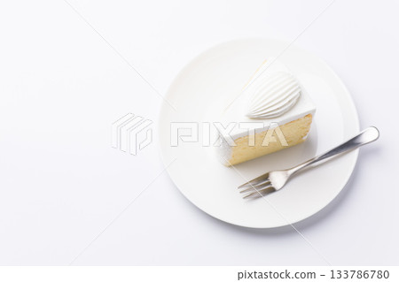 蛋糕盛放在盤子上 戚風蛋糕 白色背景 133786780