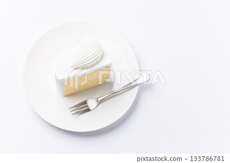 蛋糕盛放在盤子上 戚風蛋糕 白色背景 133786781