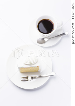 盤子裡的蛋糕和咖啡，戚風蛋糕，白色背景 133786826