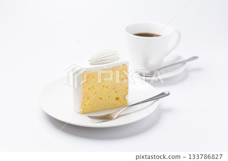 盤子裡的蛋糕和咖啡，戚風蛋糕，白色背景 133786827