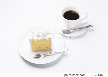 盤子裡的蛋糕和咖啡，戚風蛋糕，白色背景 133786829
