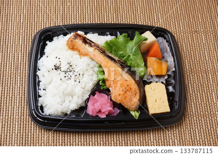 三文魚便當日本料理 三文魚便當日本料理 133787115