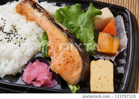 三文魚便當日本料理 三文魚便當日本料理 133787120