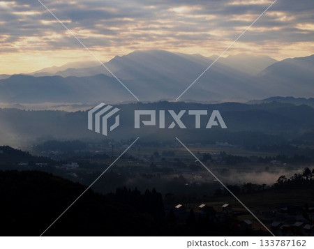Shinano River at dawn in Echigo Satoyama, a sea of clouds 133787162