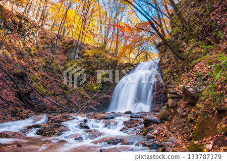 淺間瀑布（秋季） 133787179