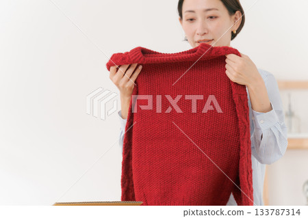 Woman with red sweater 133787314