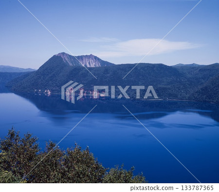 在晴朗的天氣的湖Mashu 在晴朗的天氣的湖Mashu 133787365