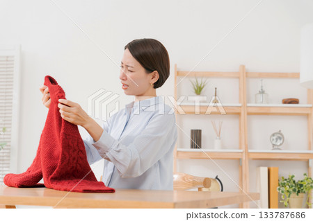女子對毛衣感到困惑 133787686