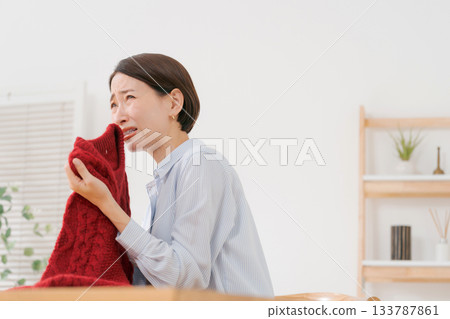 女人聞一件舊毛衣 女人聞一件舊毛衣 133787861