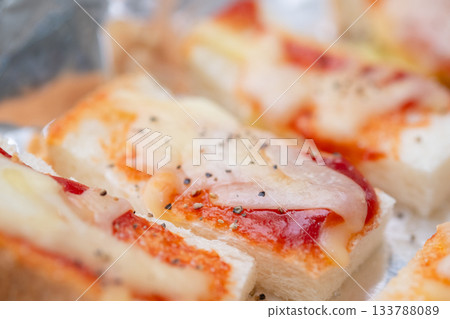 一口大小的披薩吐司，適合當零食 133788089