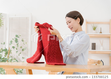 女人正在疊毛衣 133788125