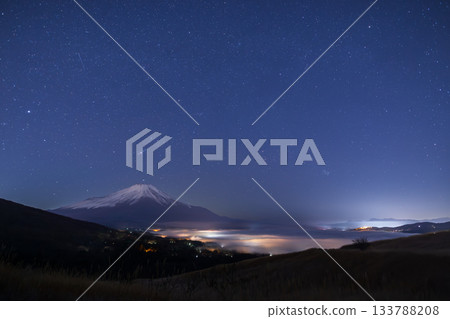 冬季從山中湖村全景觀景台眺望富士山背後的獵戶座 133788208