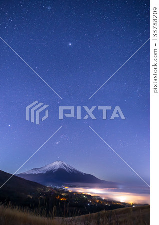 冬季從山中湖村全景觀景台眺望富士山背後的獵戶座 133788209