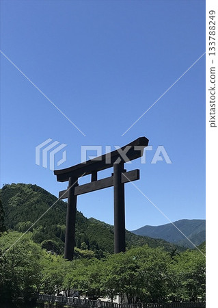 和歌山縣一座巨大的鳥居在藍天的襯托下熠熠生輝 133788249