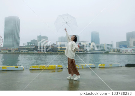 一位女士在港口玩得很開心。 133788283