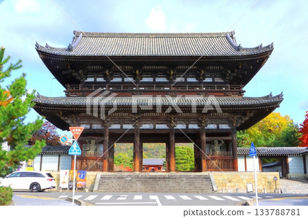 仁和寺的秋天(京都市仁王門) 仁和寺的秋天(京都市仁王門) 133788781
