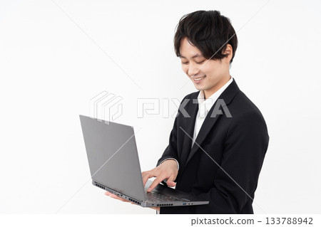 一名男子在白色背景上操作電腦 133788942