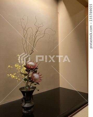 壁龕裡擺放著鮮花 133789055